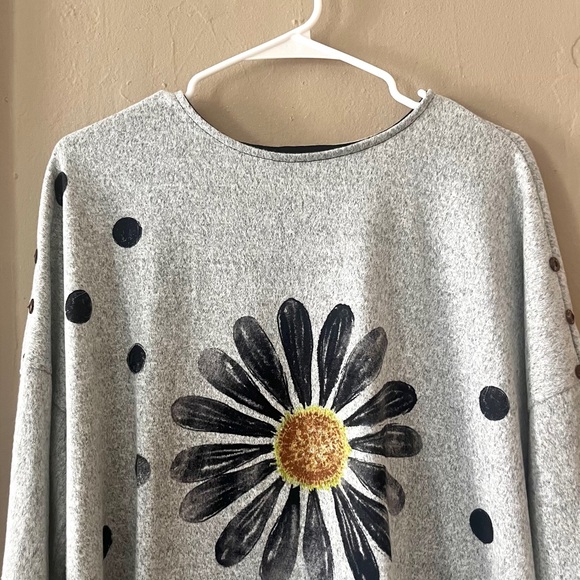 🏷️ talk of the walk • gray knit flower tunic with side slits & flower - Picture 9 of 12